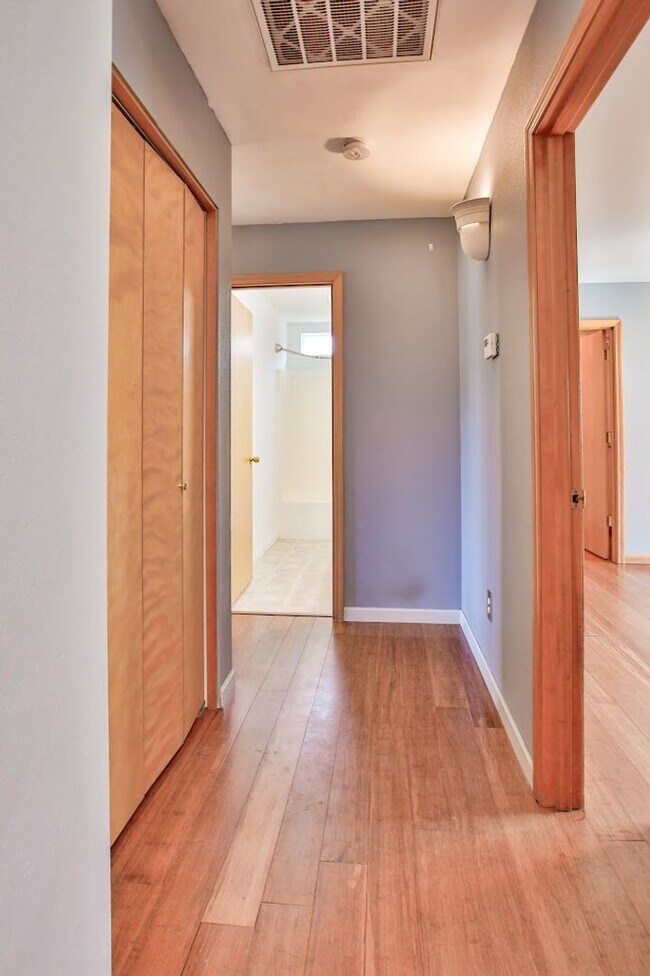 Building Photo - Lovely Home located in Oak Harbor and Ready for a New Tenant!