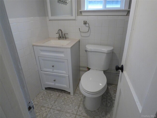 Building Photo - 9 Fredericks Rd