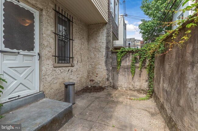 Building Photo - 2341 Watkins St
