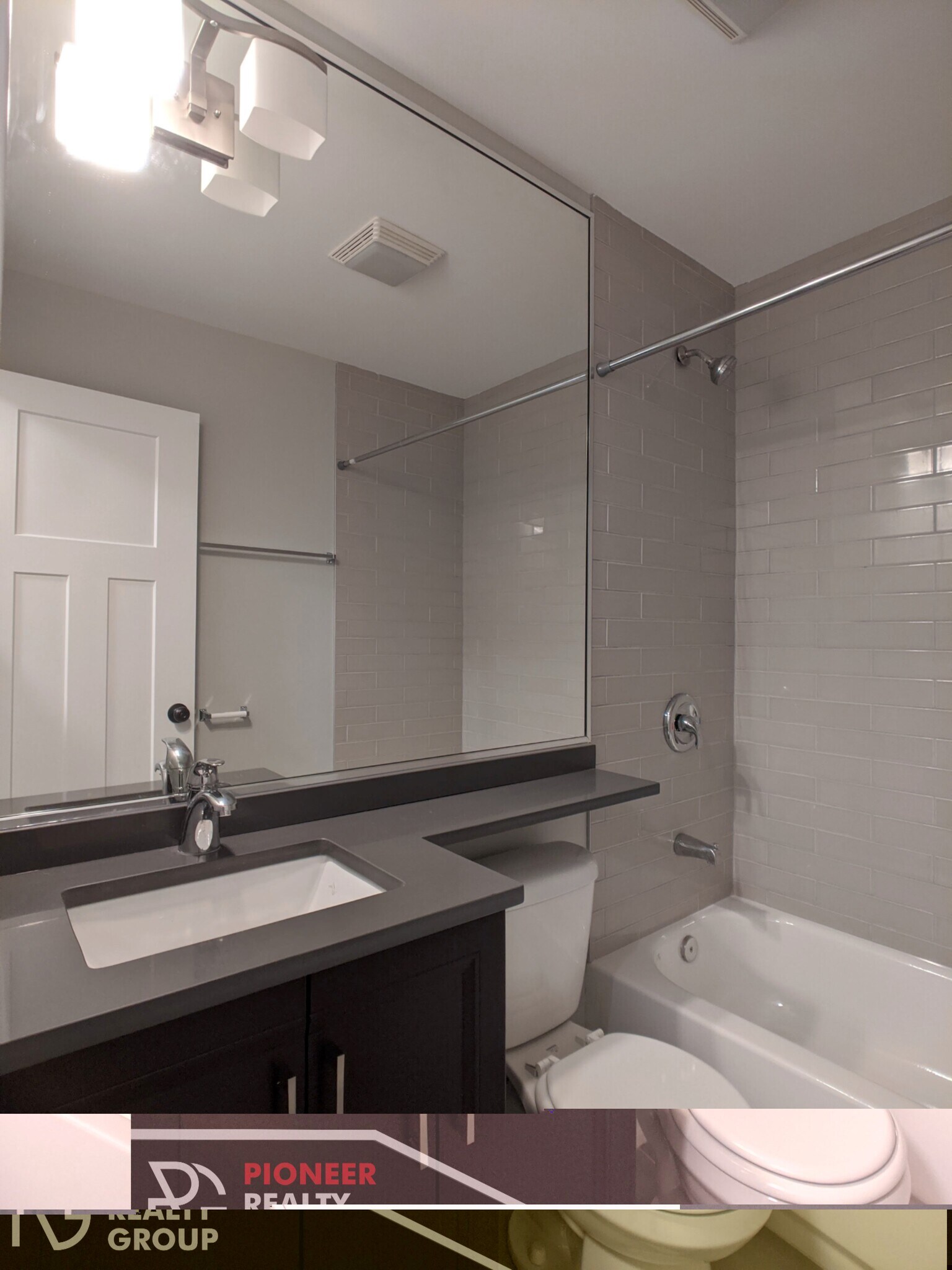 Building Photo - 542 W Surf St