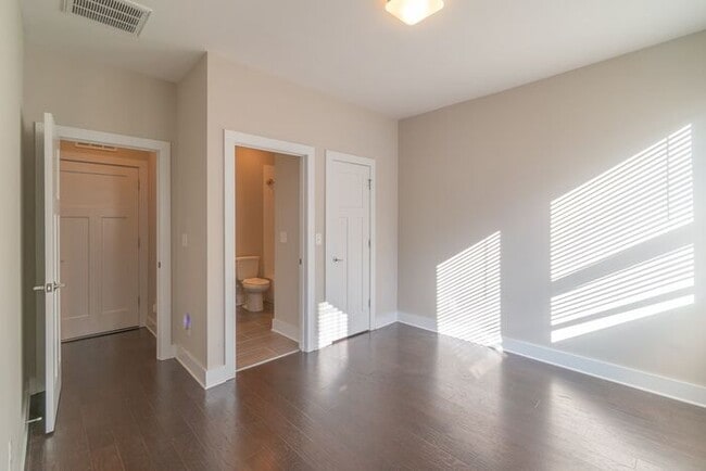 Building Photo - Beautiful Modern Townhome in South End Available 5/1!