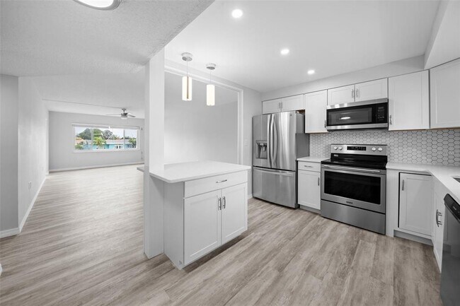 Building Photo - 4725 Cove Cir