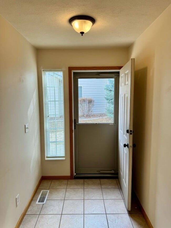 Building Photo - 2 Bedroom, 2 Bathroom Townhouse