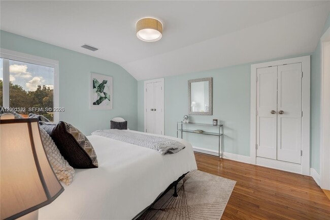 Building Photo - 320 NE 88th St