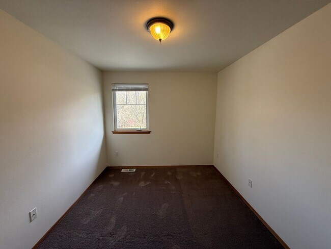 Building Photo - 4 Bed 2 Bath Home in Waterbury Meadows