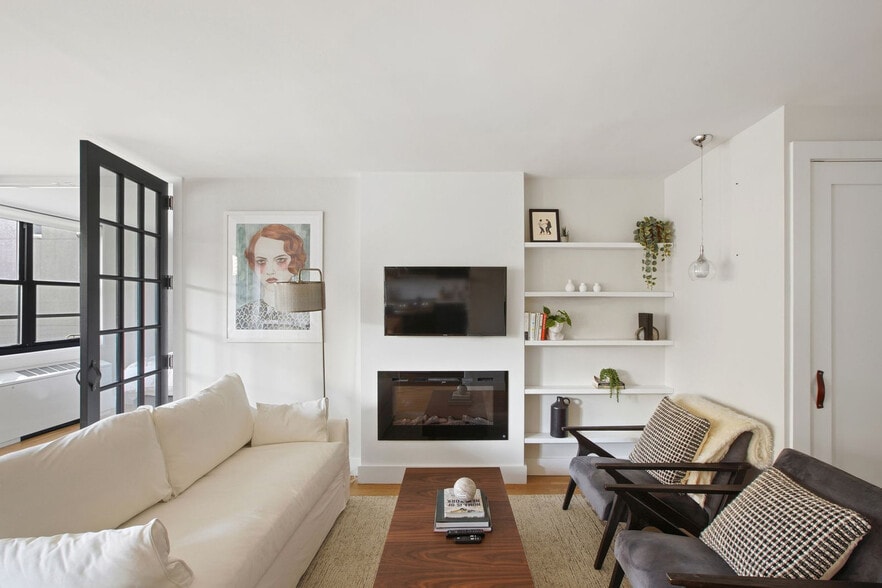 Primary Photo - 315 W 57th St