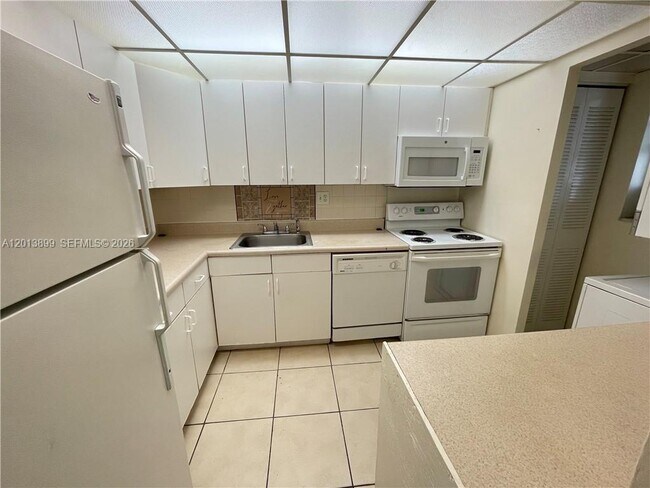 Building Photo - 8051 S Colony Cir