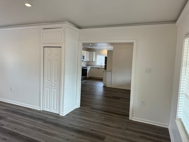 Building Photo - Updated 3 bedroom 2 bathroom duplex in his...
