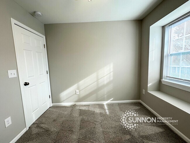 Building Photo - Beautifully Remodeled 3BR/2.5BA Townhome