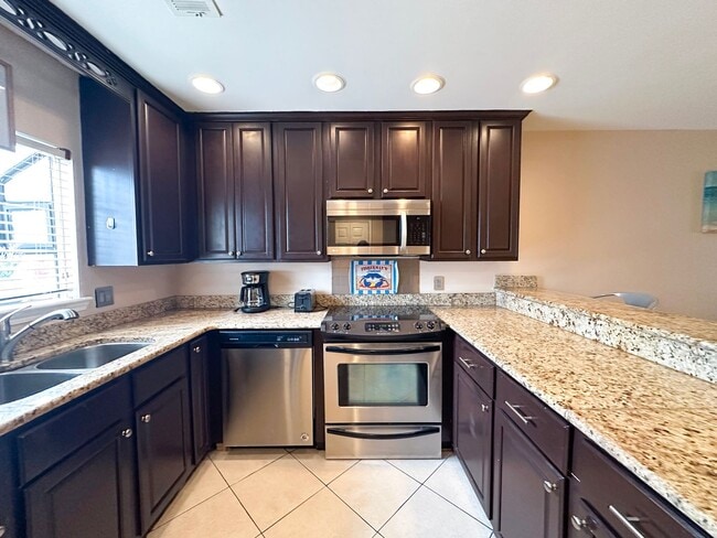 Building Photo - Unfurnished 2 Bedroom Townhome Near the Be...