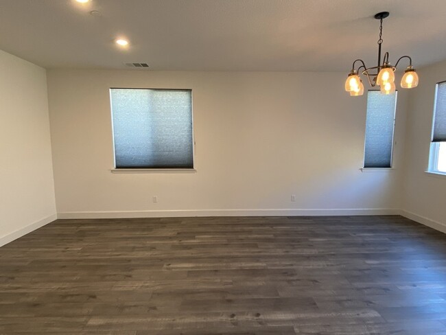 Building Photo - 1419 Cheetah St