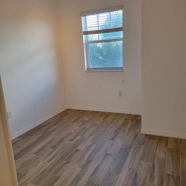 Building Photo - Annual unfurnished luxury 3/2 condo downtown Sarasota overlooking a park!