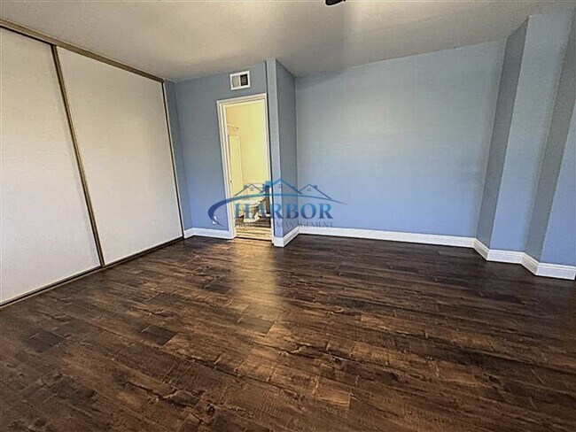 Building Photo - Spacious 2-Bedroom Townhouse in the Heart ...