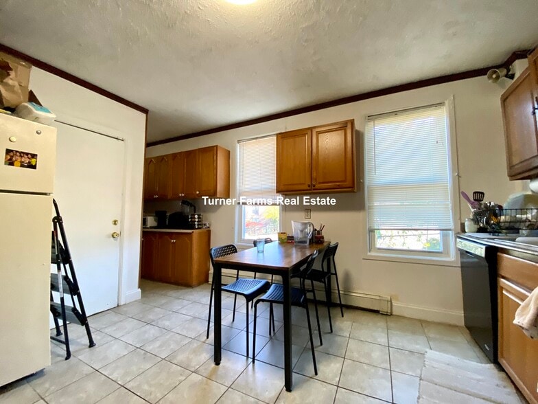 Building Photo - 205 Hillside St