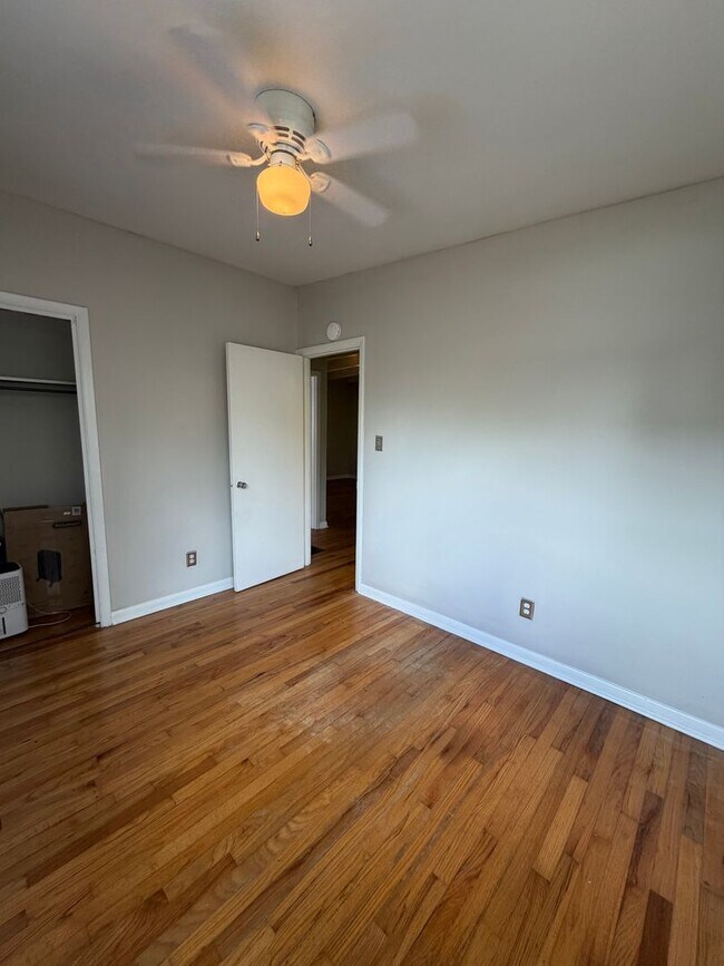 Building Photo - 717 Edgewood St