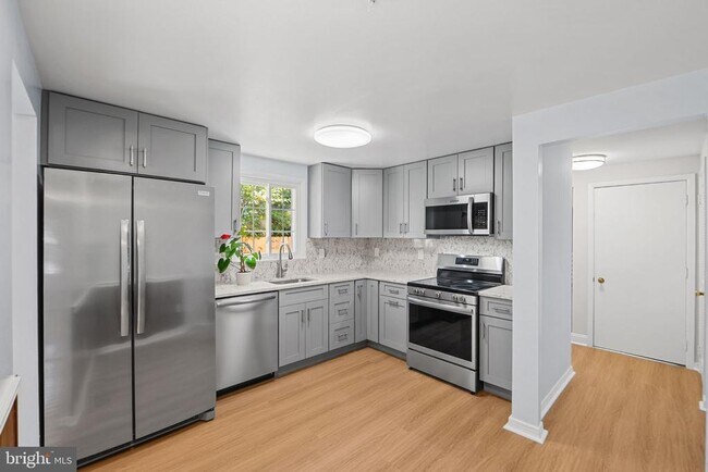 Building Photo - 3301 Fallowfield Dr