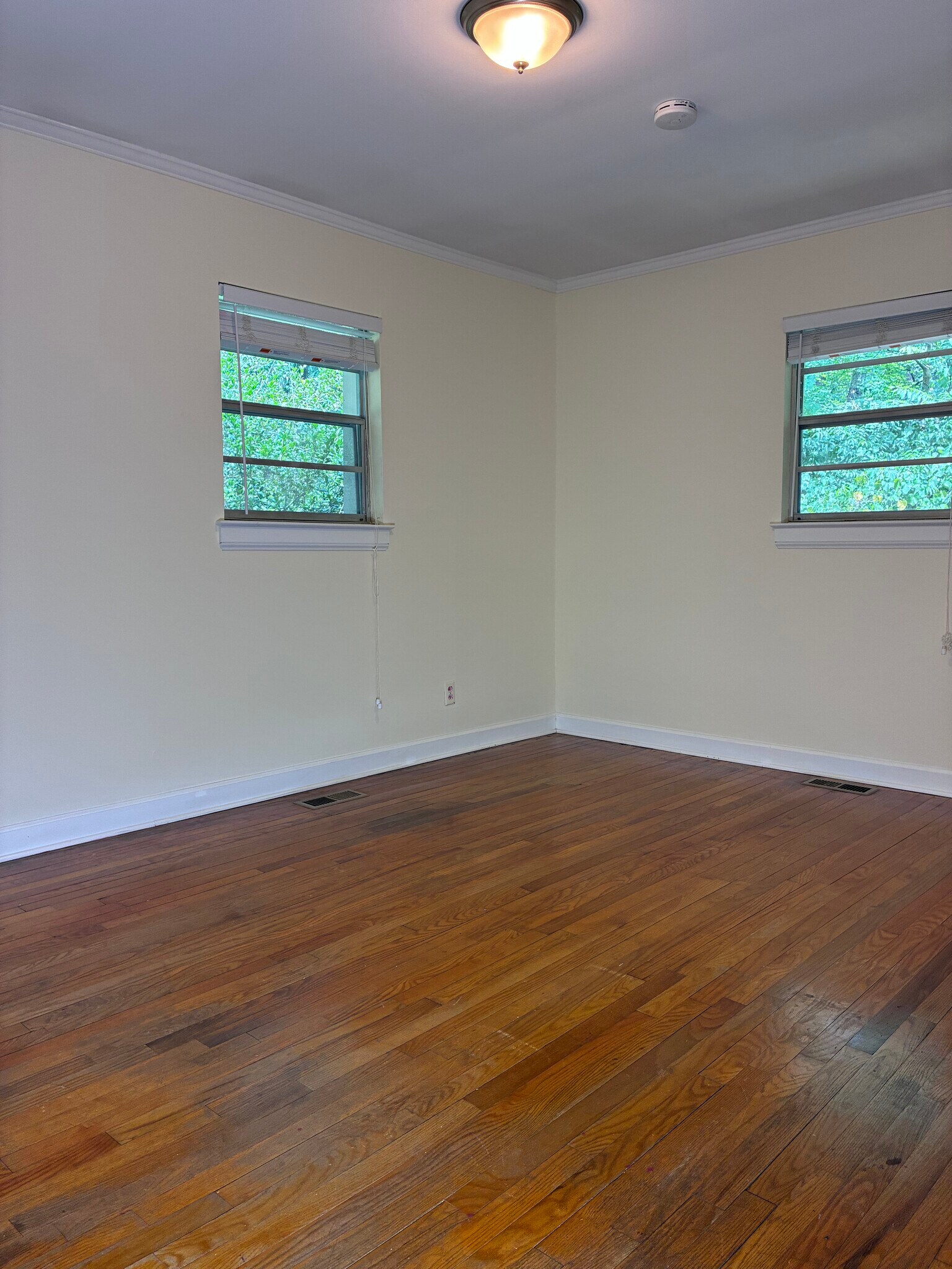 Building Photo - 3649 Pineview Cir