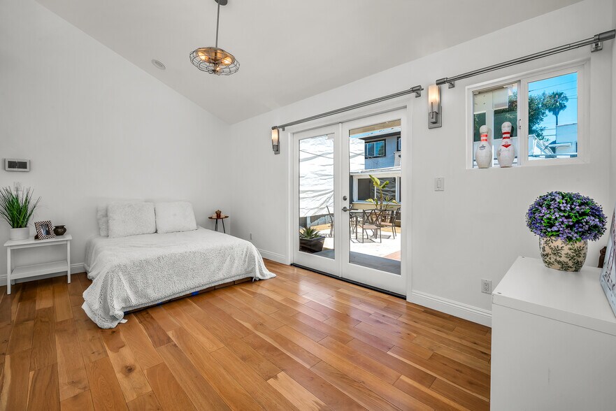 Building Photo - 910 N Hayworth Ave