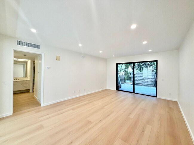 Building Photo - AVAILABLE NOW!! 1 Bedroom 1 Bathroom Condo in Palm Springs!