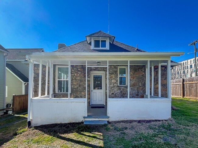 Building Photo - Charming 3BD/1BA Home In Unbeatable Location