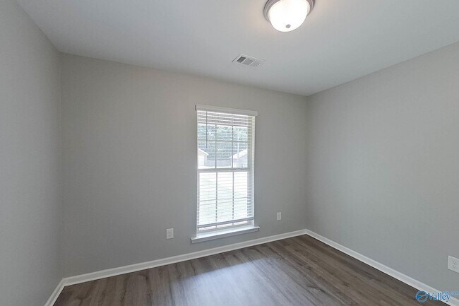 Building Photo - 112 Live Oak Dr