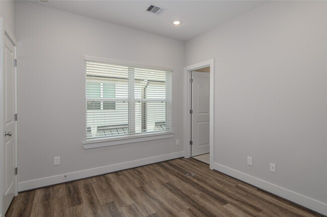 Building Photo - 1274 N Post Oak Rd