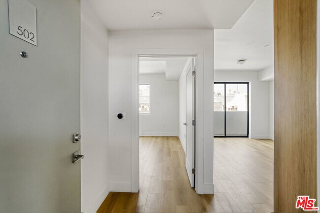 Building Photo - 1822 Overland Ave