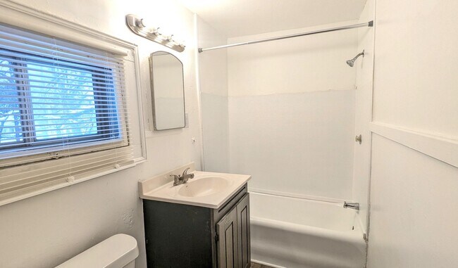 Building Photo - 2516 5th St