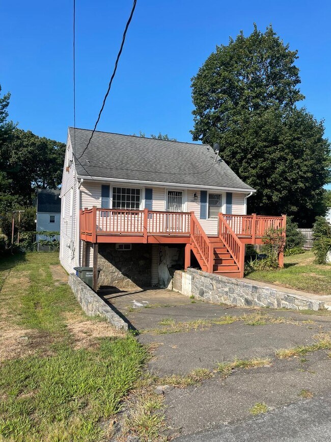 Building Photo - 281 Oakwood St