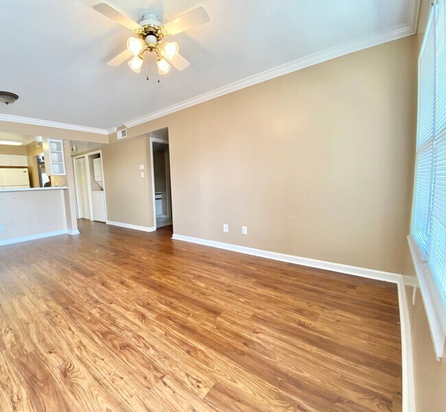Building Photo - MOVE IN SPECIAL FOR SPRING SEMESTER - Short Term lease available JANUARY through JULY 2026  Laure...