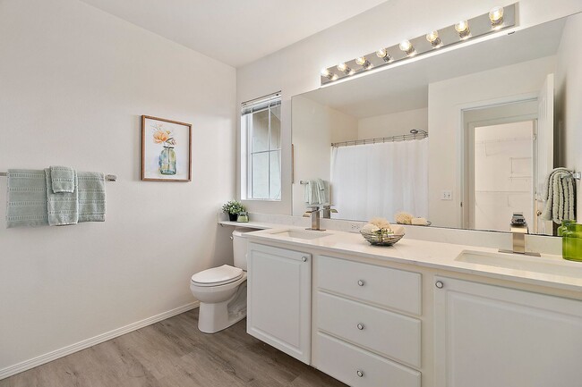 Building Photo - 3bd/2.5ba Bellevue Condo