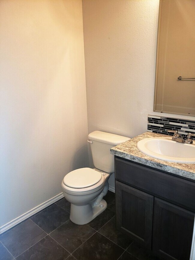 Building Photo - Great Location! 4 bedroom!