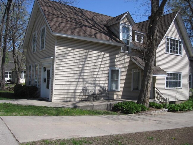 Building Photo - 517 2nd St S