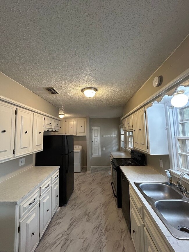 Building Photo - 3 bed and 2 bath Now Available in Tech Terrace