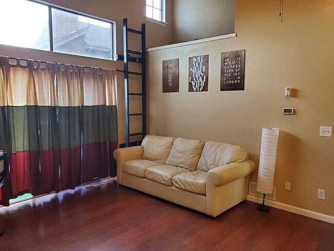 Building Photo - Charming 3BR Townhome in Denver