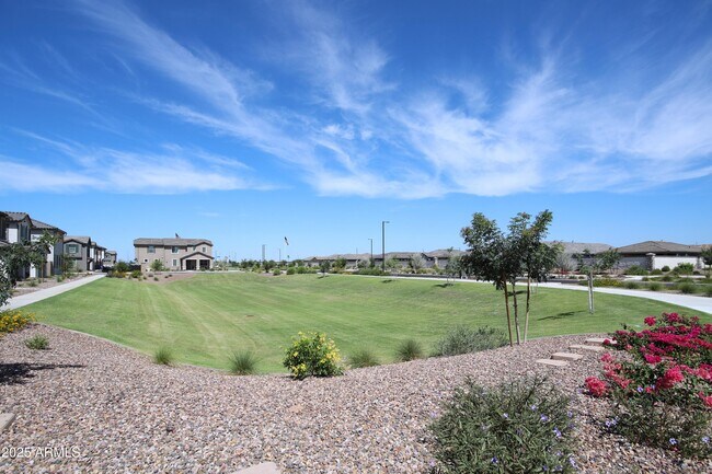 Building Photo - 977 W Finch Dr