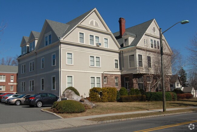 Primary Photo - 231 Claremont Ave