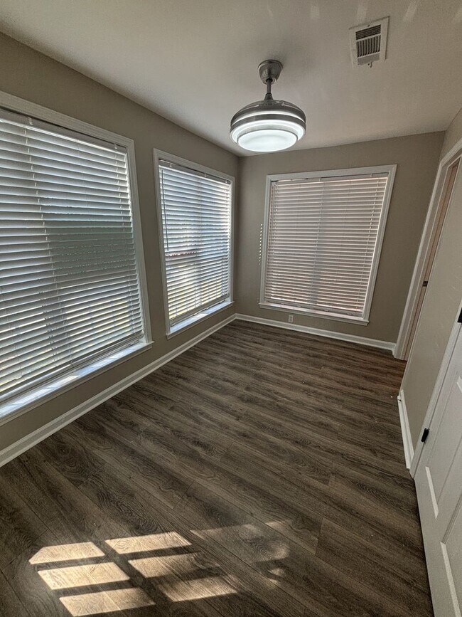 Building Photo - Ground floor 2 bed condo with no neighbors above or below