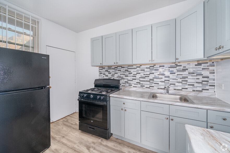 1BR, 1BA - 760SF - Kitchen - 6930-6942 S Crandon Ave