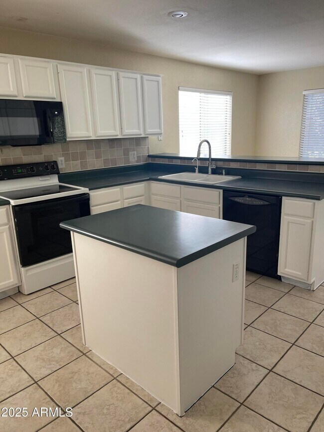 Building Photo - 1381 W Pelican Ct