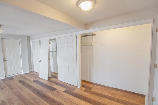 Building Photo - 2553 E Somerset St