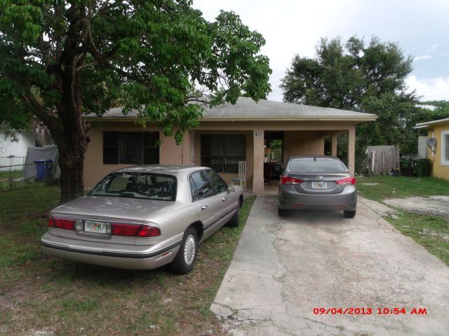 Building Photo - Large 4-2 house