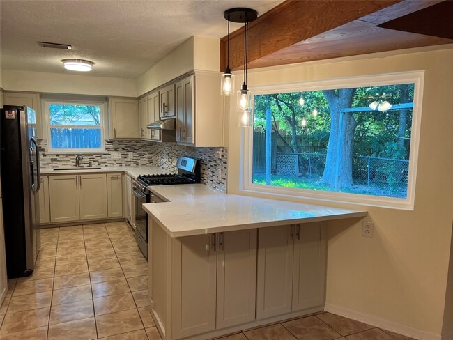 Building Photo - 8110 Bob White Dr