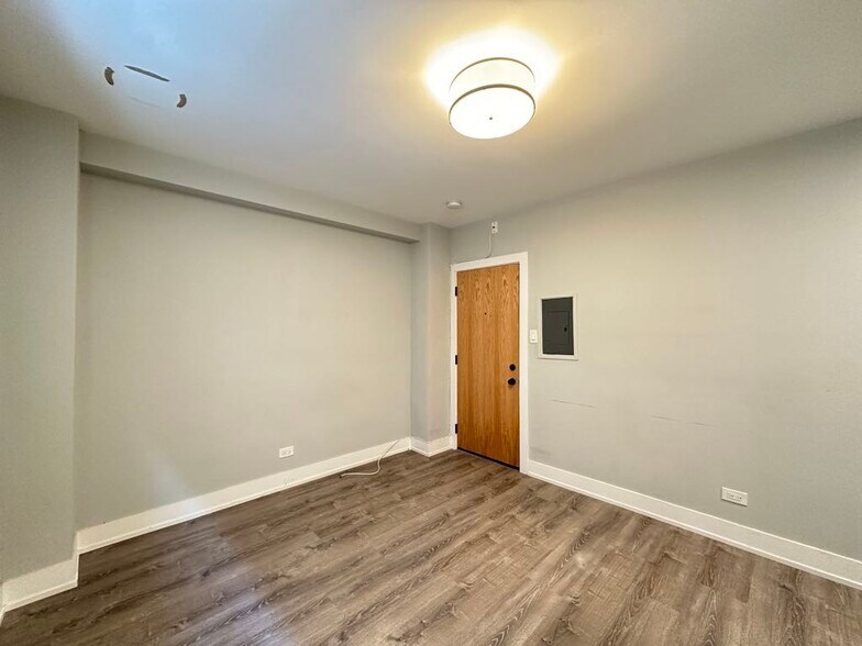 Building Photo - 510 W Belmont Ave