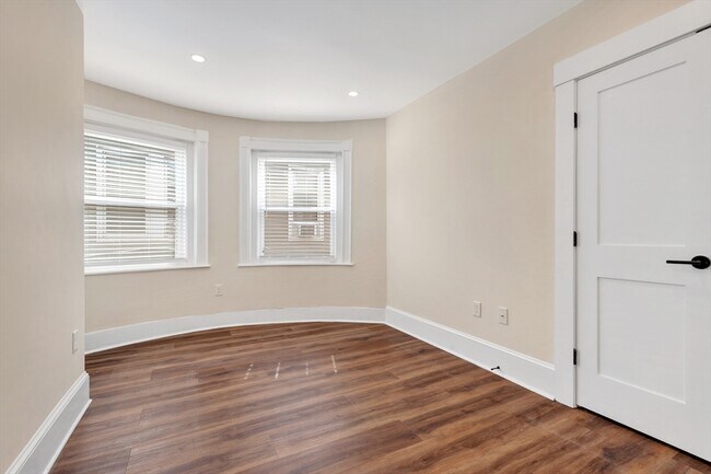 Building Photo - 105 School St