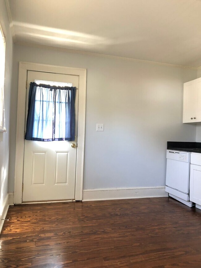 Building Photo - Adorable Bungalow with 2BR/1BA in Greer - desirable neighborhood in Greenville County - close to ...