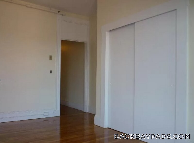 Building Photo - 913 Boylston St