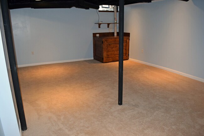 Building Photo - Sharp 2 bedroom, 2 1/2 bath with basement ...