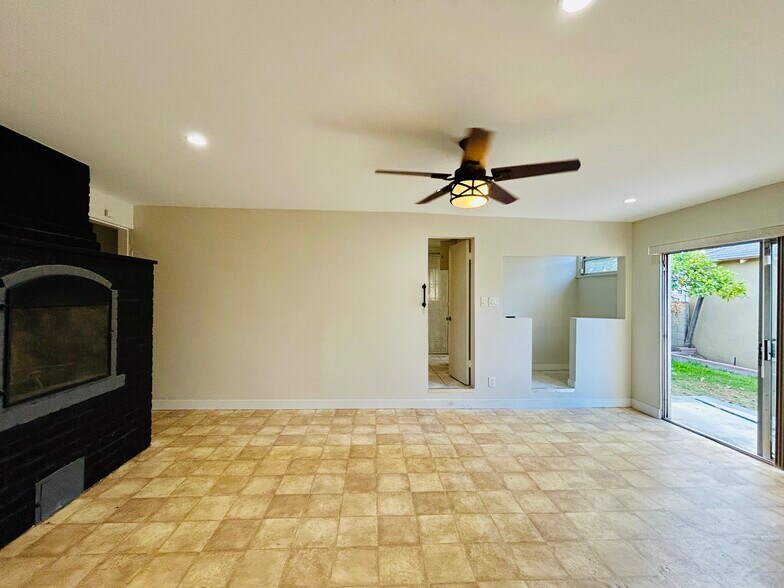 Family room with fireplace - 2725 W 81st St