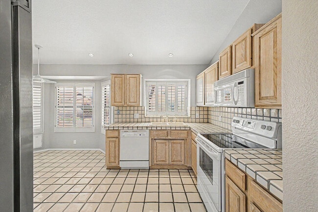 Building Photo - 5719 E St John Rd